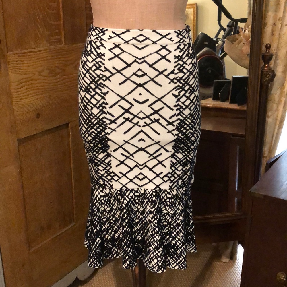 BCBG skirt stretch fabric black & white geometric
